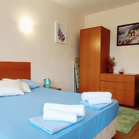 One Bedroom With Pool View Apartment *